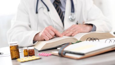 Doktor bir ders kitabı okuyor