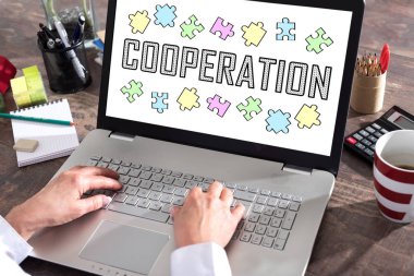 Bir dizüstü bilgisayar ekranında işbirliği kavramı