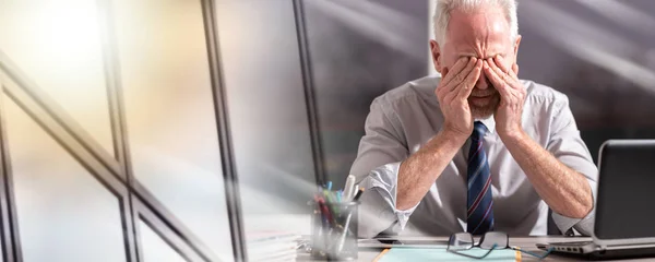 Retrato del hombre de negocios cansado; exposición múltiple —  Fotos de Stock