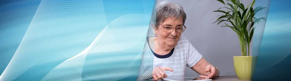 Donna anziana e nuove tecnologie. banner panoramico — Foto Stock