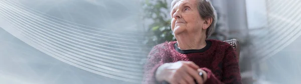 Vieja con las manos en un bastón; pancarta panorámica — Foto de Stock