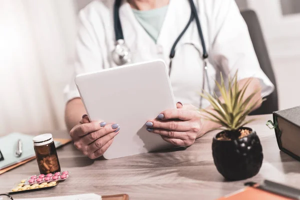 Médecin féminin utilisant une tablette numérique — Photo