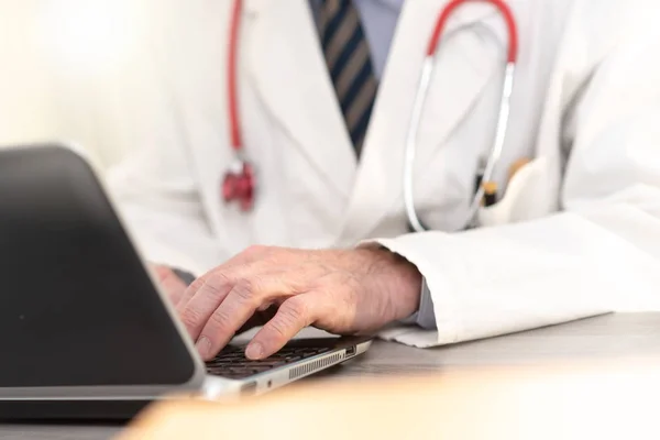 Manliga läkare använder laptop — Stockfoto