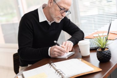 İşadamı not almak üstünde defter