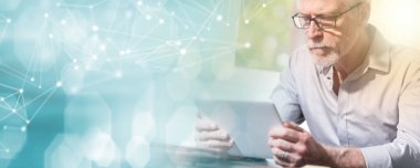 Dijital tablet kullanan kıdemli işadamı, ışık etkisi; multipl