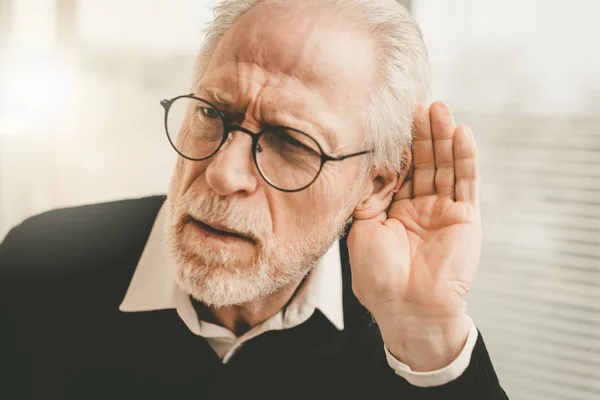 Uomo anziano con problemi uditivi — Foto Stock