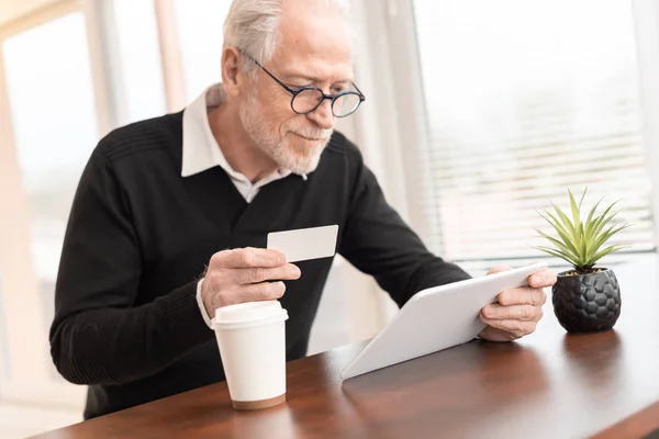 Hombre usando tableta digital y tarjeta de crédito para compras en línea — Foto de Stock