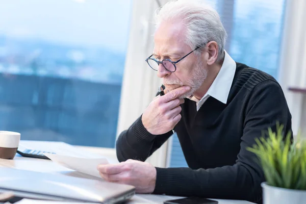 Senior zakenman werkt aan document — Stockfoto