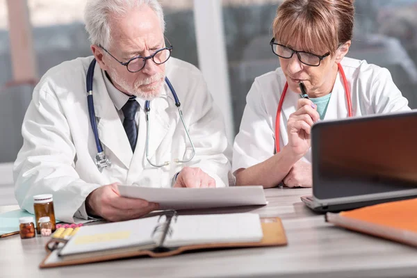 Zwei Ärzte diskutieren über medizinische Ergebnisse — Stockfoto