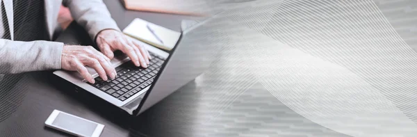 Manos de hombre de negocios usando laptop. bandera panorámica — Foto de Stock