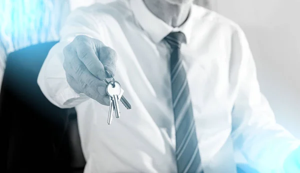 Immobilienmakler gibt Schlüssel, Lichteffekt — Stockfoto