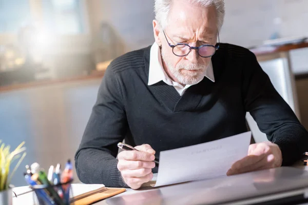 Senior zakenman het lezen van een document — Stockfoto