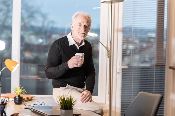 Ritratto di uomo d'affari anziano che fa una pausa caffè — Foto Stock
