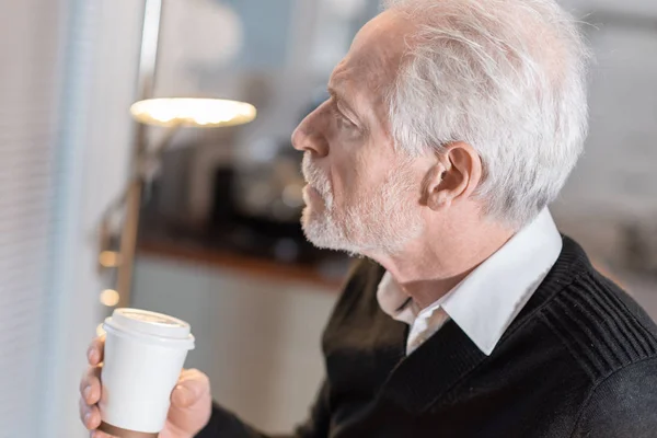 Uomo anziano premuroso durante pausa caffè — Foto Stock