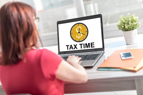 Daňová koncepce čas na displeji notebooku — Stock fotografie