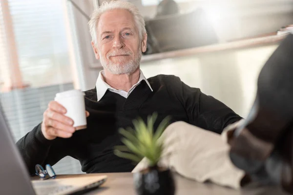 Portret van senior zakenman met koffiepauze — Stockfoto