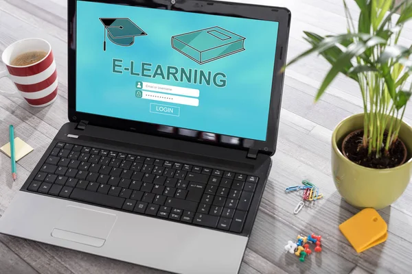 Concepto de aprendizaje electrónico en un ordenador portátil — Foto de Stock