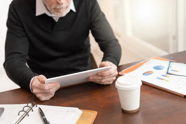 Uomo d'affari che lavora su tablet digitale in ufficio — Foto Stock