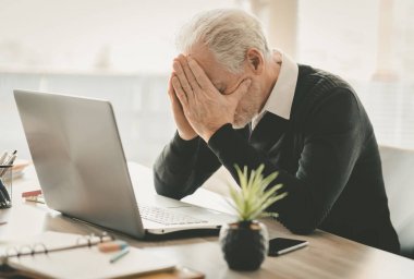 Ofiste oturan vurgulayan kıdemli işadamı