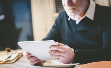 Komuta sizde onun tablet kullanma