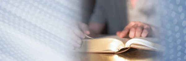 Uomo che legge la Bibbia; striscione panoramico — Foto Stock