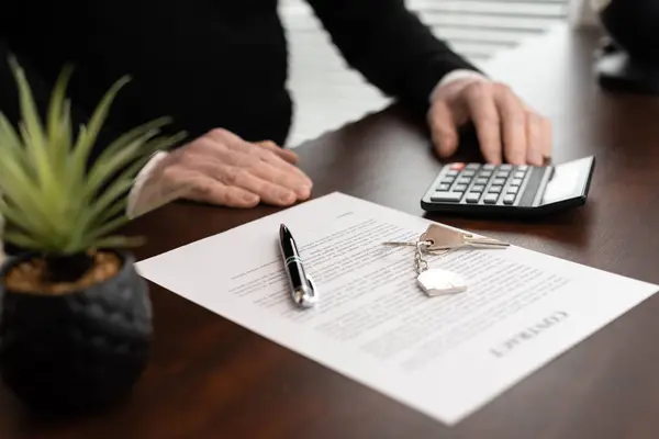 Concepto de tiempo de reflexión antes de firmar un contrato —  Fotos de Stock