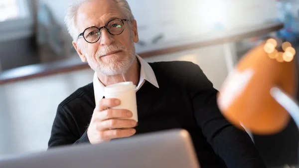 Uomo d'affari anziano che si prende una pausa caffè — Foto Stock