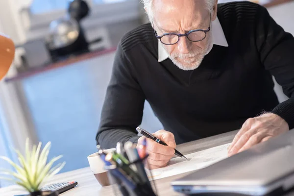 Senior zakenman werkt aan document — Stockfoto