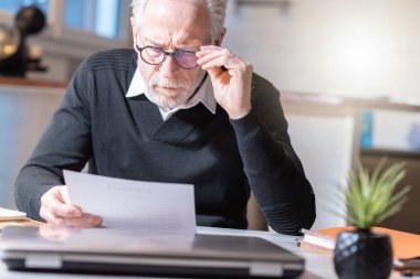 Kıdemli işadamı bir belge okuyor