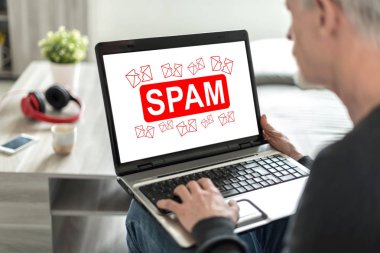 Spam konsept dizüstü bilgisayar ekranında