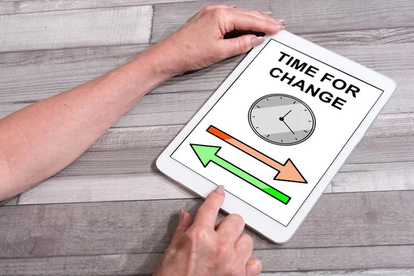 Tiempo para el concepto de cambio en una tableta — Foto de Stock