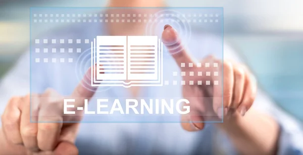 E-learning koncepciót megható nő — Stock Fotó