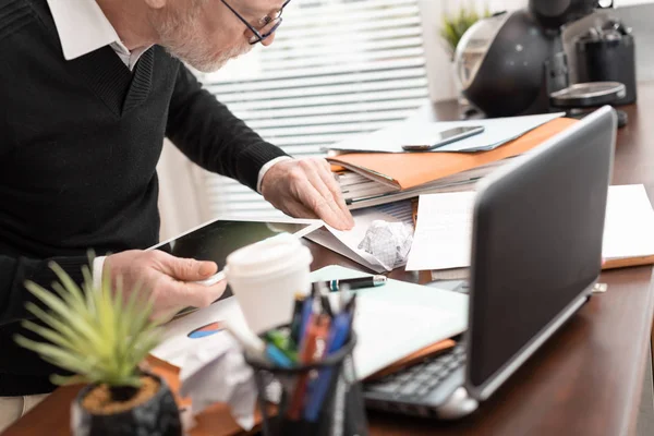 Desorganisierter Geschäftsmann auf der Suche nach Dokumenten — Stockfoto