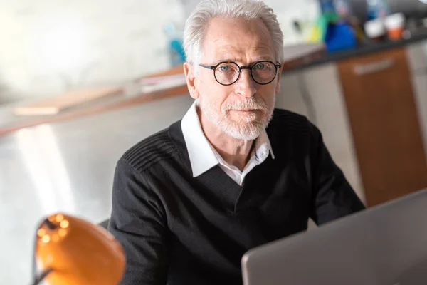 Portret van senior zakenman — Stockfoto