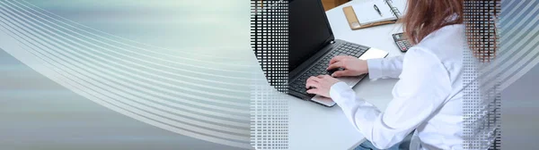 Üzletasszony gépelés-ra egy laptop; panoráma banner — Stock Fotó