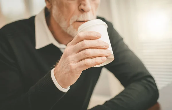 Ο άνθρωπος που έχει διάλειμμα για καφέ — Φωτογραφία Αρχείου