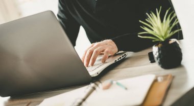 Dizüstü bilgisayarda çalışan iş adamı