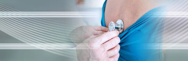 Doktor vyšetřující pacienta stetoskem; panoramatický proužek — Stock fotografie