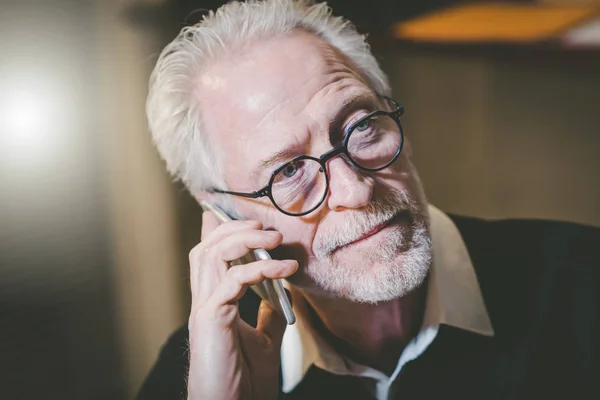 Retrato del hombre moderno mayor hablando por teléfono móvil — Foto de Stock