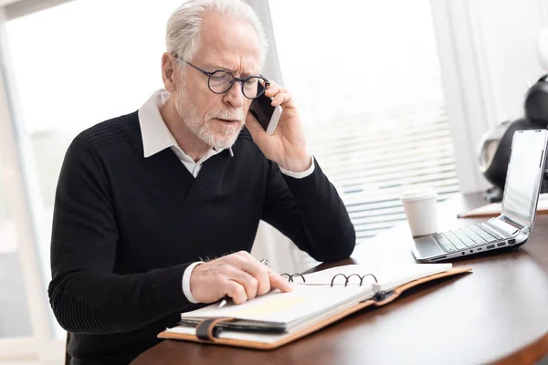 Affärsman pratar på mobiltelefon för att boka tid — Stockfoto