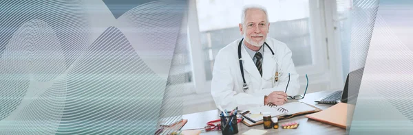 Retrato del médico senior masculino; pancarta panorámica — Foto de Stock