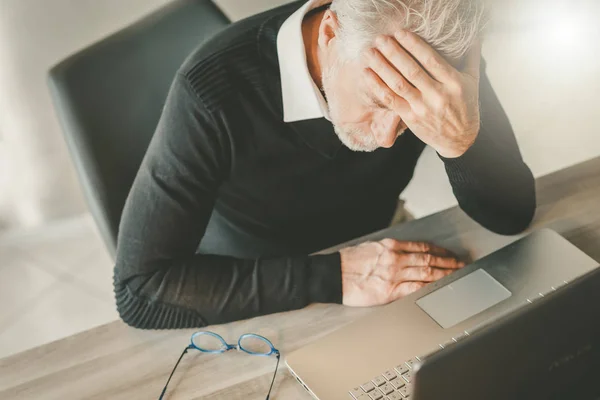 Gestresster Geschäftsmann im Amt — Stockfoto