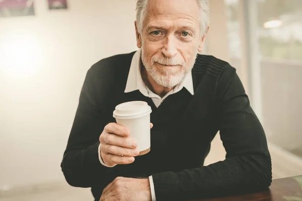 Uomo con pausa caffè — Foto Stock