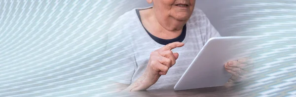 Seniorin und neue Technologien; Panorama-Banner — Stockfoto