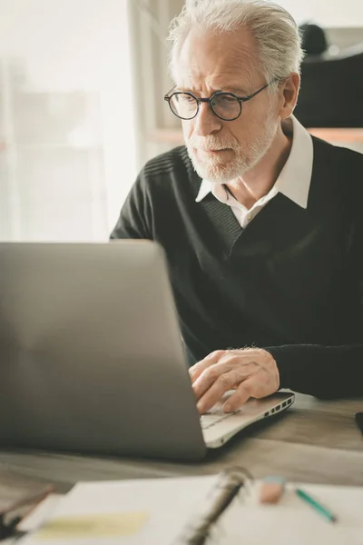 Ritratto di uomo d'affari anziano che lavora su laptop — Foto Stock