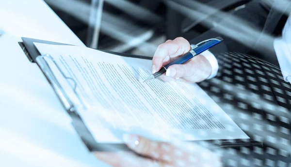 Businesswoman taking notes, light effect — Stock Photo, Image