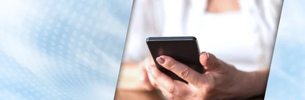 Las manos de la mujer usando un teléfono móvil; banner panorámico — Foto de Stock