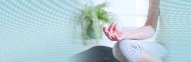Kadın yoga yapıyor; panoramik afiş