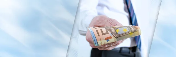 Man hand som innehar eurosedlar; Panorama banner — Stockfoto