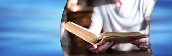 Man reading the bible; panoramic banner — Stock Photo, Image